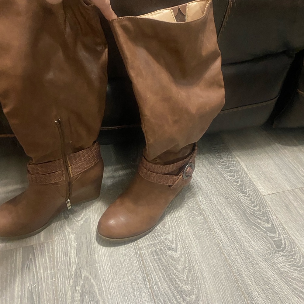 Tall boots
Size: 7
Tan
Never been worn